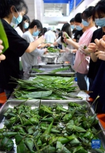 6月4日，湖北省宣恩县一中的高三学生在包粽子。 - 新浪湖北