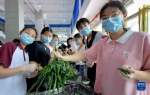 6月4日，湖北省宣恩县一中的高三学生在展示包好的粽子。 - 新浪湖北