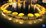 6月10日晚，游客在宣恩县仙山贡水旅游区的贡水河上乘竹筏游玩（无人机照片）。 - 新浪湖北