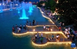 6月10日晚，人们在宣恩县仙山贡水旅游区的贡水河亲水平台上游玩（无人机照片）。 - 新浪湖北