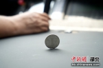 京广高铁武汉至北京西G70号列车在行驶时速350kmh时立起的硬币。吴淘淘 摄 - Hb.Chinanews.Com