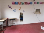 事发后，音乐教室和校长办公室间隔的这堵墙不知道被谁凿开了一个洞。 新京报记者 李照摄 - 新浪湖北