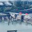 6月18日，船舶行驶在三峡大坝前的湖北省宜昌市夷陵区太平溪镇水域（无人机照片）。新华社发（王辉富摄） - 新浪湖北