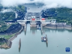 6月18日，船舶有序通过三峡双线五级船闸（无人机照片）。新华社发（王辉富摄） - 新浪湖北
