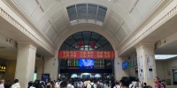 图为6月21日，旅客在汉口站集中出行。新华网发 宋萍摄 - 新浪湖北