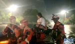咸宁市消防救援人员救助被困群众。新华网发（咸宁市消防救援支队供图） - 新浪湖北