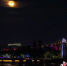 7月3日晚，一轮满月高挂湖北武汉的夜空。 张畅 摄 - Hb.Chinanews.Com