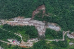 图为7月9日拍摄的滑坡现场（无人机照片）。新华社记者 伍志尊 摄 - 新浪湖北