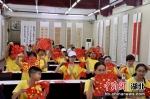 营员们学习剪纸 - Hb.Chinanews.Com