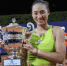 郑钦文举起冠军奖杯。图片来源：WTA官微 - 新浪湖北