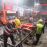 7月28日，中铁四局工作人员在武东站施工作业。新华社记者肖艺九摄 - 新浪湖北