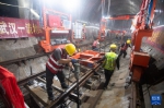 7月28日，中铁四局工作人员在武东站施工作业。新华社记者肖艺九摄 - 新浪湖北