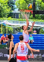 荷兰球员在比赛中上篮。郑家裕 摄 - Hb.Chinanews.Com