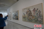 观众参观指画作品展 马芙蓉 摄 - Hb.Chinanews.Com