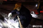 今夜零点·春运铁路人：雪夜清扫铁路道岔的铁路人 - 武汉铁路局