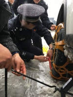 冰雪天路滑越野车被困 民警执勤中助其脱困 - Hb.Chinanews.Com