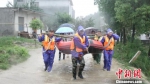 暴雨致湖北咸宁一乡村内涝 消防官兵转移被困人员 - Hb.Chinanews.Com