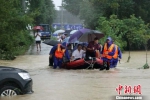 暴雨致湖北咸宁一乡村内涝 消防官兵转移被困人员 - Hb.Chinanews.Com