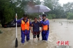 暴雨致湖北咸宁一乡村内涝 消防官兵转移被困人员 - Hb.Chinanews.Com