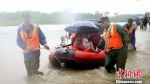 暴雨致湖北咸宁一乡村内涝 消防官兵转移被困人员 - Hb.Chinanews.Com