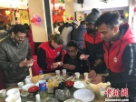 留学生向中国“师傅”学习包饺子 钟欣 摄 - Hb.Chinanews.Com