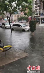 暴雨导致武汉一路段出现短时渍水 郑玉婷 摄 - 新浪湖北