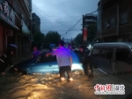 红安遭遇特大暴雨袭击 公安民警冒雨解救被困群众 - Hb.Chinanews.Com