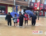 红安遭遇特大暴雨袭击 公安民警冒雨解救被困群众 - Hb.Chinanews.Com