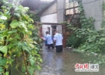 红安遭遇特大暴雨袭击 公安民警冒雨解救被困群众 - Hb.Chinanews.Com