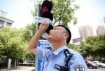 十堰连日高温 交警马路上执勤就像铁板烧（图） - Hb.Chinanews.Com