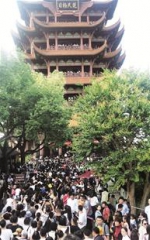 图为武汉黄鹤楼公园游客爆满 楚天都市报记者李辉通讯员王念红摄 - 新浪湖北