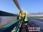 路政工人维护道路设施 - Hb.Chinanews.Com