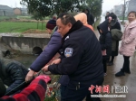 湖北江陵民警及时救助一名落水老人 - Hb.Chinanews.Com