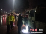 宜都突降雪籽 交警全员上路保畅通 - Hb.Chinanews.Com