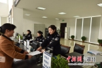 铿锵玫瑰别样红——襄州区公安局窗口女民警工作剪影 - Hb.Chinanews.Com