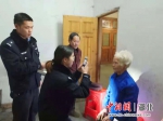 民警为老人拍摄证件所需照片 - Hb.Chinanews.Com