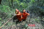 货车冲下山崖 十堰消防群众合力救出受困人员 - Hb.Chinanews.Com