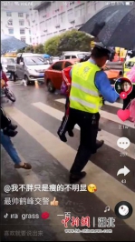 交警成“网红” 暴雨中抱学生蹚水过马路获点赞 - Hb.Chinanews.Com