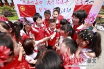 青岗坪希望小学活动现场节目互动。陈龙 摄 - Hb.Chinanews.Com