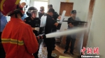 消防员配合现场民警用高压水流成功制服嫌疑犯 王基达 摄 - 新浪湖北