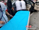 男子突发疾病抽搐不止 交警带路连闯红灯送医 - Hb.Chinanews.Com