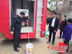 两垸群众饮水困难 民警主动送水上门 - Hb.Chinanews.Com