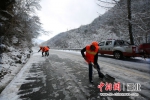 养护工人正在清扫路面残雪 郭裕铭摄 - Hb.Chinanews.Com