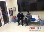 民警救助一名独行儿童 - Hb.Chinanews.Com