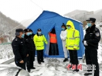 襄阳保康民警顶风冒雪 坚守战“疫”一线 - Hb.Chinanews.Com