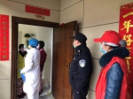 　　东西湖区长青街三民社区民警和社区人员一道上门进行体温测量  通讯员 余爽摄 - 新浪湖北