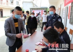 浠水警方返还7余万诈骗资金 58名受害人领钱 - Hb.Chinanews.Com