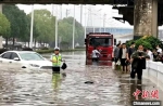 襄阳市襄州区一立交涵洞渍水，交警在现场开展施救　李琦雯　摄 - 新浪湖北