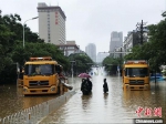 水务人员在武汉市洪山区杨家湾虎泉街保利华都附近抢排渍水　张芹　摄 - 新浪湖北