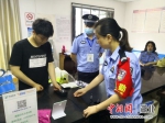 保康民警为高考生小郑采集指纹 - Hb.Chinanews.Com